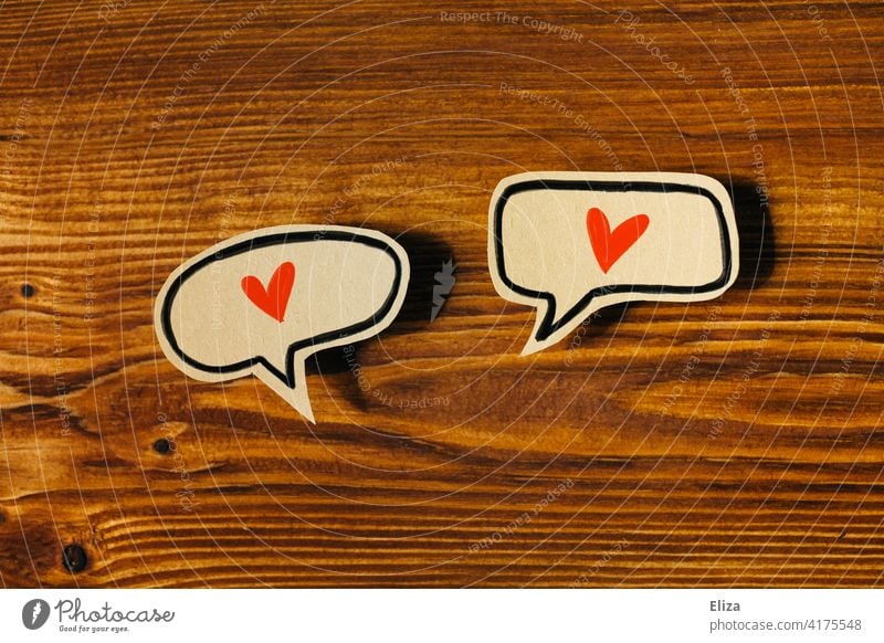 Zwei Sprechblasen mit roten Herzen. Liebevolle, wertschätzende Kommunikation. Paare Partnerschaft verliebt Gefühle Verliebtheit Kommunizieren Romantik