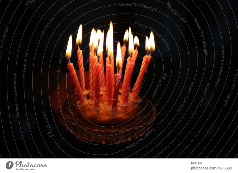 Kleiner Kuchen mit Kerzen auf einem dunklen Hintergrund Flamme klein süß Geburtstag Feier Dekoration & Verzierung Dessert Lebensmittel Glück Party Feiertag hell