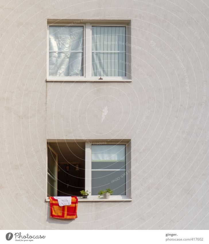 Köln UT | Zollstock | Lüften oder nicht lüften? Haus Fassade Fenster orange rot offen geschlossen Handtuch Fensterladen Einblick Wolkendecke verdeckt Vorhang