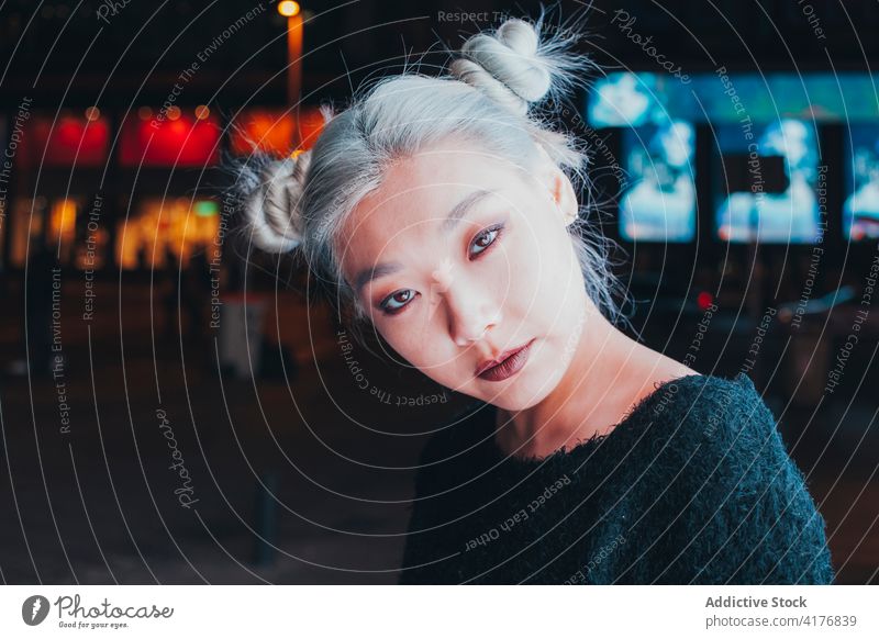 Ethnische junge Frau mit gefärbtem blondem Haar informell alternativ gefärbtes Haar Stil Teenager Jugendlicher modern urban asiatisch ethnisch Behaarung Make-up