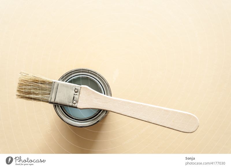 Draufsicht auf eine Farbdose und einen Pinsel. Isolierter beiger Hintergrund. streichen Kreativität Freizeit & Hobby Anstreicher Farbe malen Maler Renovieren
