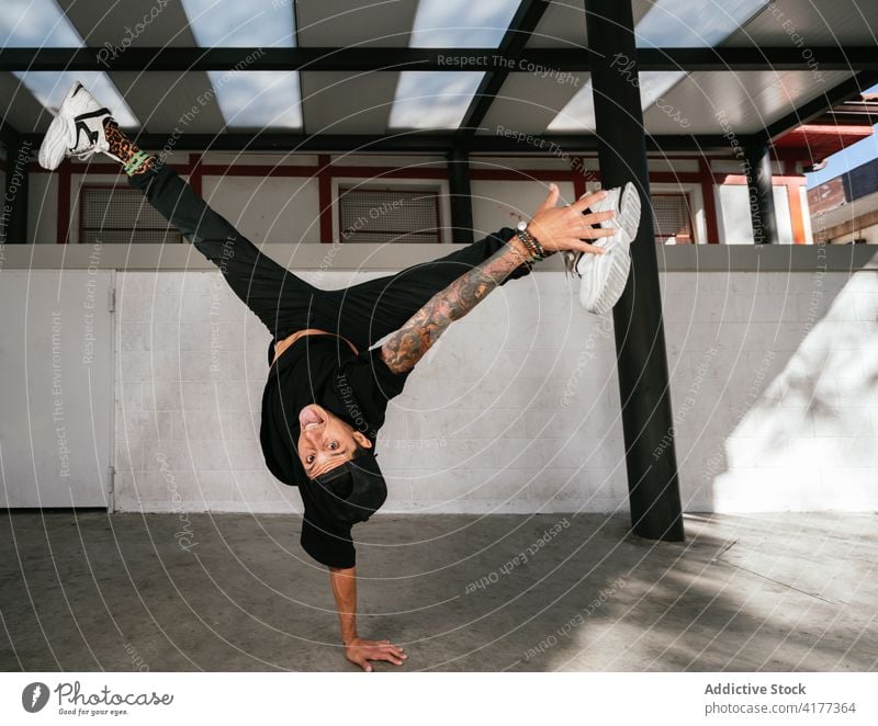Männlicher Breakdancer im Handstand Mann Trick akrobatisch Energie sich[Akk] bewegen ausführen Stil aktiv jung männlich Aktivität Lifestyle Fähigkeit modern