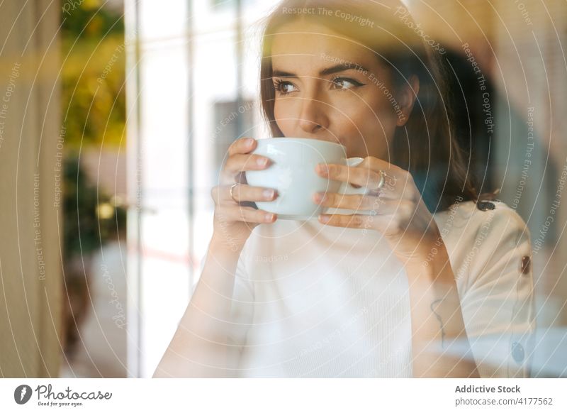 Frau genießt heißen Kaffee zu Hause trinken Fenster Morgen Tasse Windstille sich[Akk] entspannen ruhen ruhig friedlich Gelassenheit Heißgetränk jung aromatisch