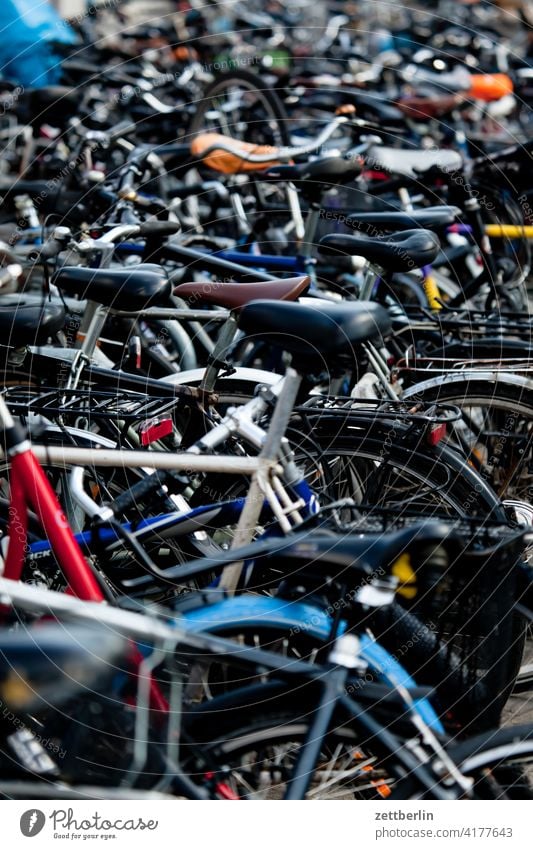 Überfüllter Fahrradstellplatz fahrrad parkplatz fahrradparkplatz fahrradstellplatz verkehrsmittel verkehrswende individualverkehr radverkehr pendler pendeln