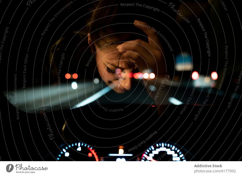 Hoffnungslose Frau weint nachts im Auto weinen PKW Reflexion & Spiegelung Windschutzscheibe unglücklich traurig Problematik verärgert frustrieren Nacht dunkel