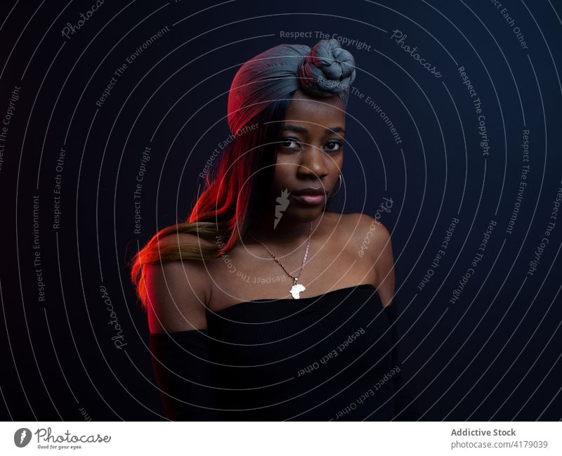 Stilvolle schwarze Frau mit afrikanischem Kopfschmuck Mode Kleidungsstück Tradition Afrikanisch ethnisch Kopfbedeckung Outfit jung Model Vorschein Bekleidung
