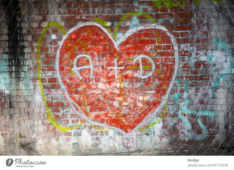 Graffiti, großes, rotes Herz auf einer Backsteinwand mit den Initialen zweier Verliebter Liebe verliebt Verliebtheit Liebesbekundung Liebesgruß Liebeserklärung