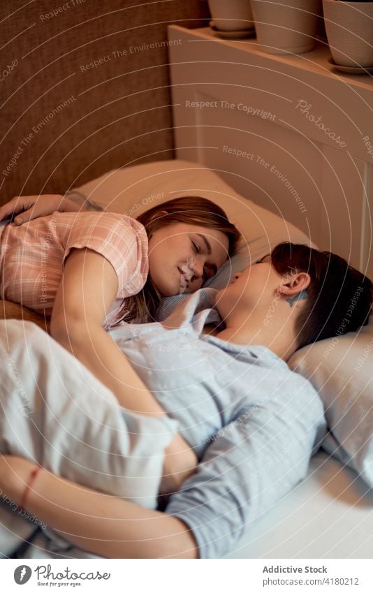 Ein Paar Frauen liegt morgens im Bett lesbisch schlafen Morgen Zusammensein Decke lgbt Freundin Lügen Zuneigung Schlafzimmer Bonden sich[Akk] entspannen