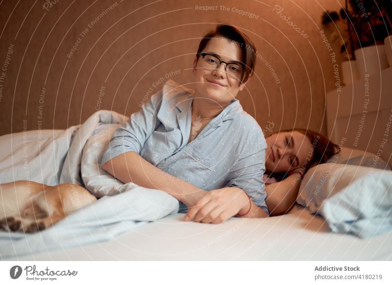 Lesbenpärchen erwacht zu Hause im Bett Paar Frauen lesbisch lgbt Freundin Morgen Zusammensein gemütlich Schlafzimmer Angebot romantisch Partner Zuneigung