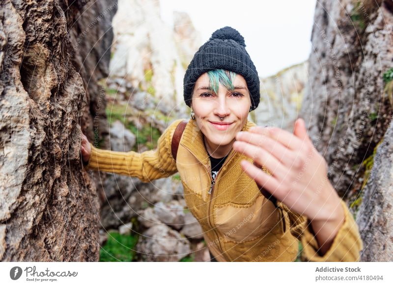 Zufriedene Frau im felsigen Hochland Porträt Felsen Formation Natur positiv Inhalt Asturien Saison Stein Spanien froh Optimist jung Hut hübsch freundlich