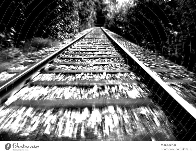unterwegs Gleise Eisenbahn Geschwindigkeit Verkehr Wege & Pfade Schwarzweißfoto