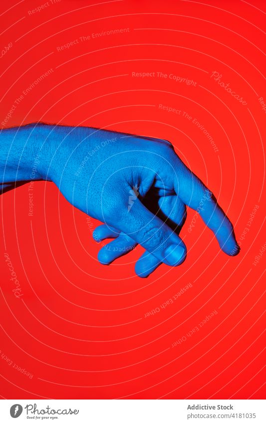Nach unten gerichteter Finger eines Mannes Person menschlich Index nach unten Handgelenk vereinzelt Autorität Zeigen Angabe Körper hindeutend Detailaufnahme Aus