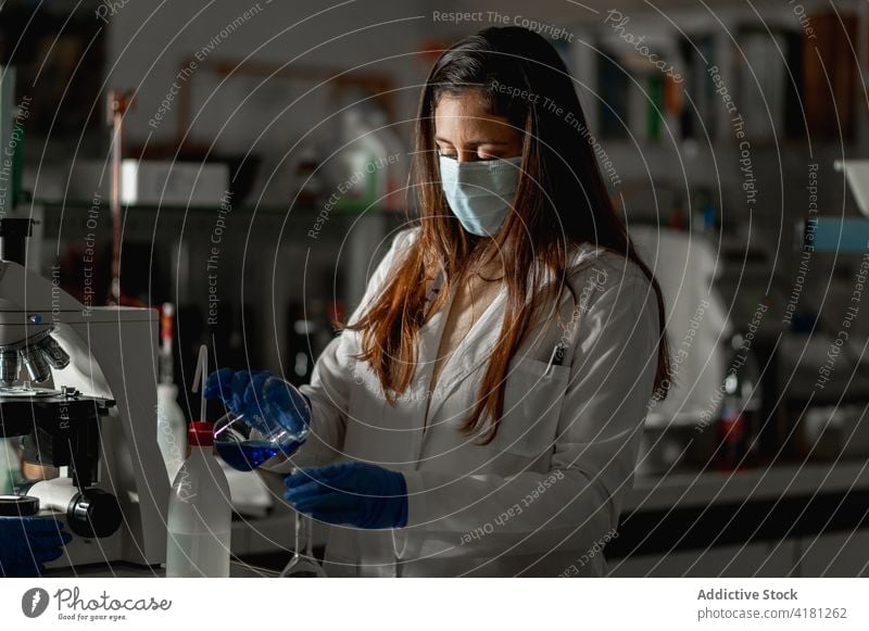 Biochemie-Wissenschaftler bei der Arbeit an einem Experiment im Labor forschen Chemie Medizin Frau Prüfung liquide Kompetenz professionell Chemikalie