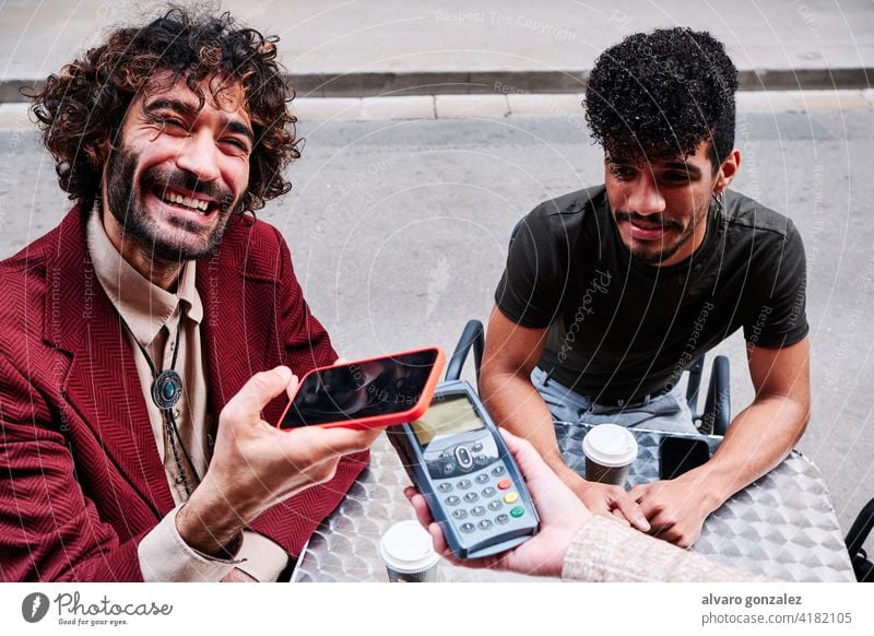 junger erwachsener Mann beim Bezahlen mit dem Mobiltelefon über ein Datentelefon Mitteilung Telefon che Hand Technik & Technologie Kredit Erwachsener Menschen