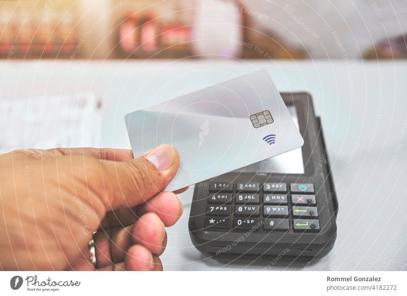 Nahaufnahme eines nicht erkennbaren Kunden, der eine kontaktlose Zahlung vornimmt Kreditkarte Laden bezahlen kaufen Banking arbeiten Drahtlos Rechnung