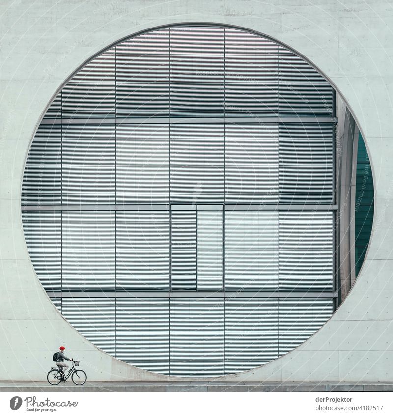Fahrrad mit Betonfenster des Marie-Elisabeth-Lüders-Haus – der Instagram-Klassiker aus dem Regierungsviertel Strukturen & Formen Architekturfotografie