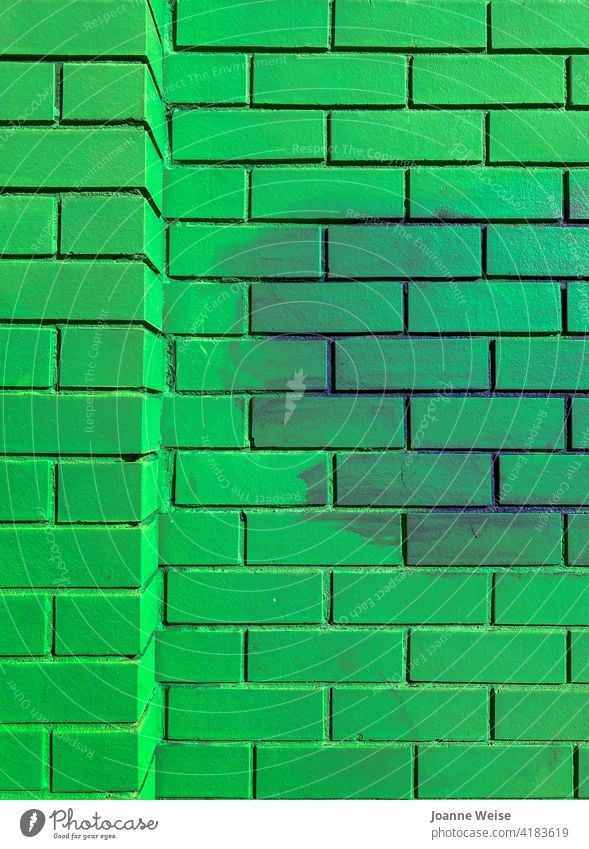 Grüne Ziegelwand mit lila Wolke. grün hellgrün Außenaufnahme Farbfoto Tag Backsteinwand purpur leuchtende Farben Wand Architektur Fassade Backsteinfassade