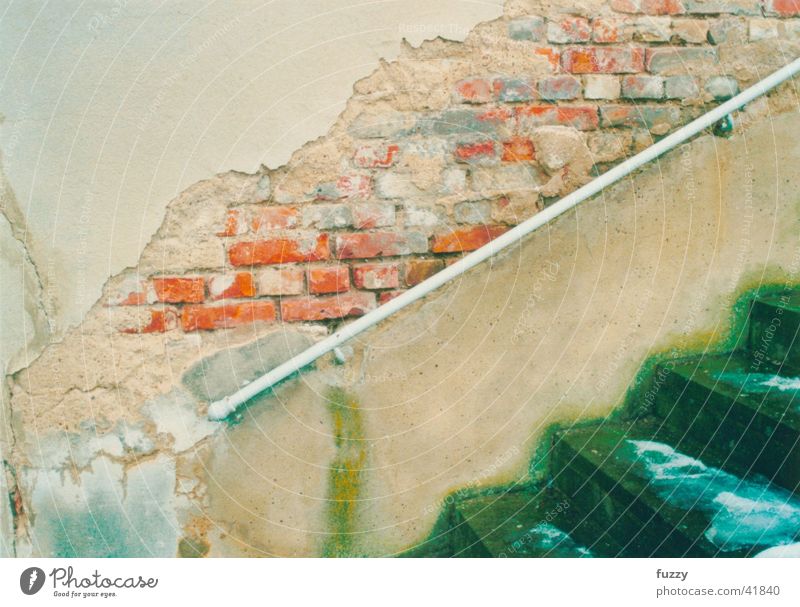 Die Mauer muss weg! Farbfoto Außenaufnahme Menschenleer Ruine Architektur Wand Treppe Fassade authentisch trashig grün rot Ziegelstein Bruchbude Sanierung
