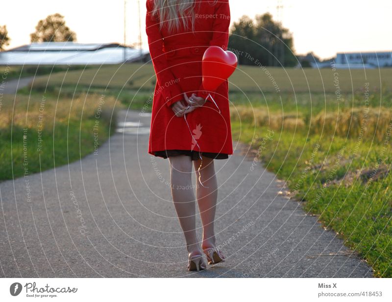 Herzballon Mensch feminin Junge Frau Jugendliche 1 18-30 Jahre Erwachsene Schönes Wetter Feld Kleid Mantel blond schön rot Gefühle Stimmung Frühlingsgefühle