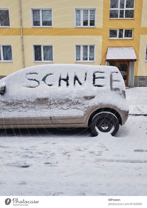 Reifenspur eines Autos beim Umlenken im Schnee / Winter
