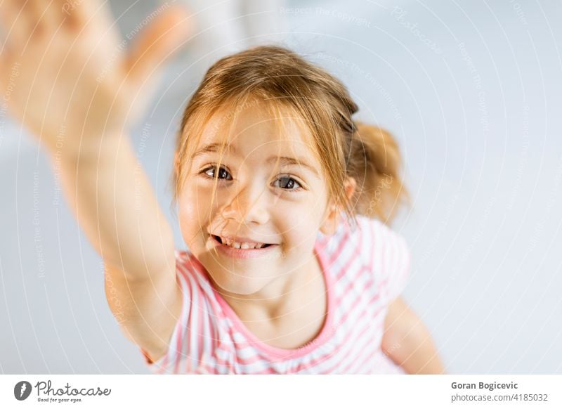 Nettes kleines Mädchen steigt Hand in Richtung Kamera bezaubernd schön Fotokamera Kaukasier heiter Kind Kindheit Nahaufnahme Konzept niedlich genießen Ausdruck