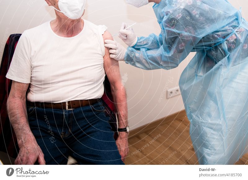 älterer Mensch wird geimpft Impfung coronavirus Pandemie Spritze Schutz Gesundheit Impfstoff Quarantäne Krankheit Gesundheitswesen Schutzanzug alt