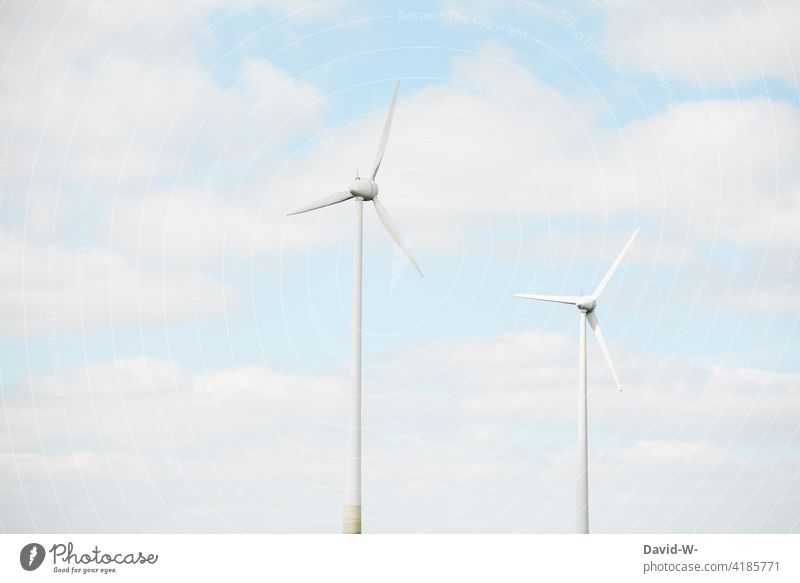 Windräder und Wolken Windenergie Energieversorgung co2 Ökostrom Klimaschutz Klimawandel nachhaltig umweltfreundlich wolken