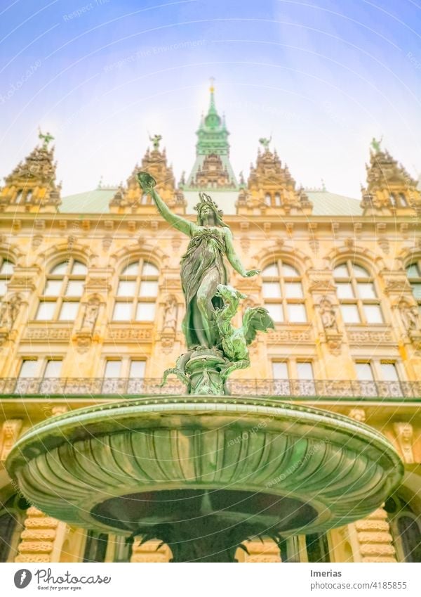 Hygieia-Brunnen im Hof des Rathaus Hamburg Statue Denkmal Kunst Wahrzeichen Skulptur Außenaufnahme Sehenswürdigkeit historisch Farbfoto Sightseeing blau Tag