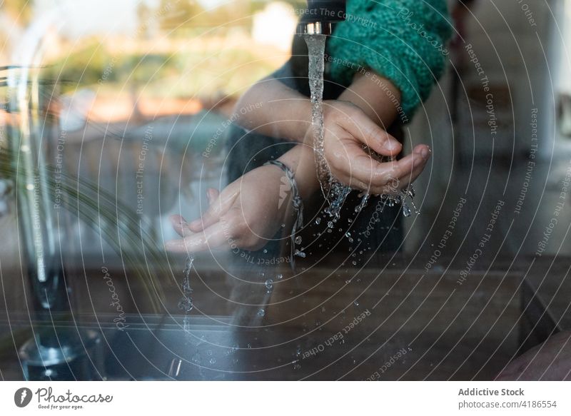 Kind wäscht Hände unter Wasser im Waschbecken Waschen Hand Hygiene Küche Wasserhahn nass Gesundheit platschen aqua frisch Sauberkeit liquide sanitär Routine