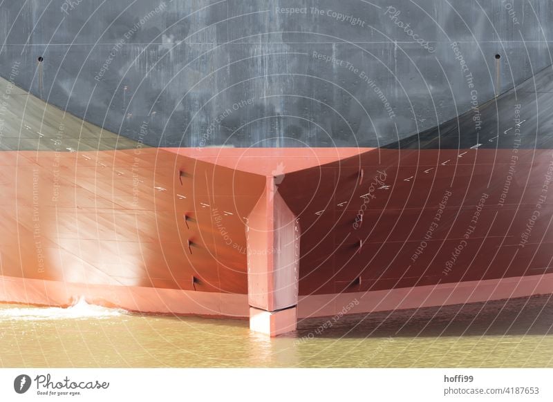 Ausschnitt eines Hecks von einem sehr großen Schiff Tanker Containerschiff Schifffahrt Wasserfahrzeug Öltanker maritim Hafen Hafenstadt Güterverkehr & Logistik