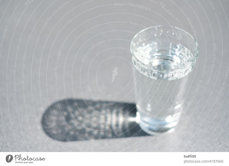 ein Glas Wasser Relexion Getränk Wasserglas Erfrischung Durst Erfrischungsgetränk Flüssigkeit kalt trinken Trinkwasser Gesundheit Mineralwasser Kohlensäure