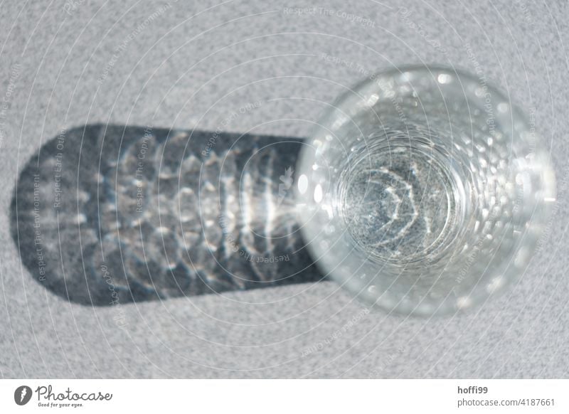 ein Glas Wasser mit viel das Sonnenlicht  von oben Relexion Getränk Wasserglas Flüssigkeit Erfrischungsgetränk Durst kalt trinken Trinkwasser Gesundheit