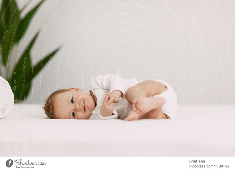 Das Neugeborene Liegt In Einem Schneeweissen Bett Unter Der Decke Lacht Und Schwelgt Ein Lizenzfreies Stock Foto Von Photocase
