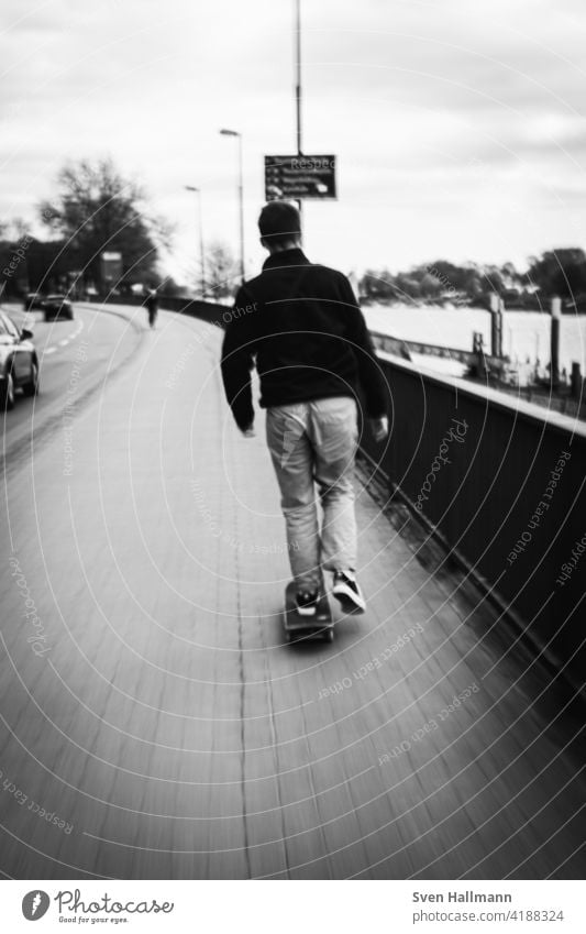 schneller Skater auf dem Fußweg Geschwindigkeit fahren skateboard skater street Sport Skateboard Lifestyle urban Skateboarderin Jugend im Freien Skateboarding