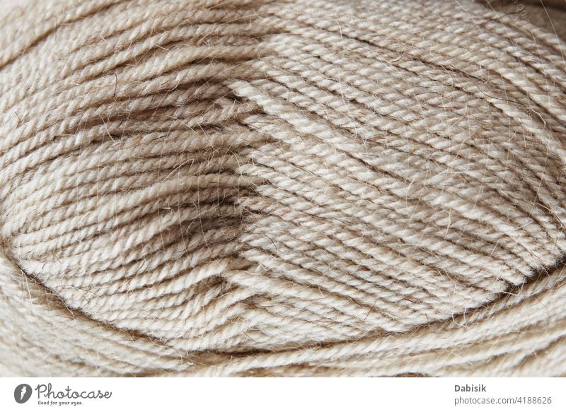 Knäuel aus Wollgarn auf hölzernem Hintergrund stricken Wolle Garn Wollstoff Strang Handarbeit handgefertigt Hobby Faser Handwerk Material warm weich Mode Textil