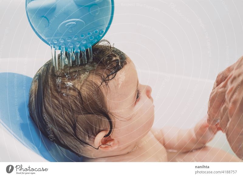 Baby Zeit zum Baden in einem normalen Tag einer Familie Sauberkeit Pflege Seife champoo Behaarung Wasser Kindertagesstätte Routine Hygiene Abwasserentsorgung