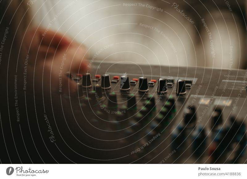 Tonmischer für Nahaufnahmen Klang Musikanlage Mixer Entertainment Tontechnik Technik & Technologie Audio stereo Farbfoto Aufzeichnen Diskjockey Medien Gerät