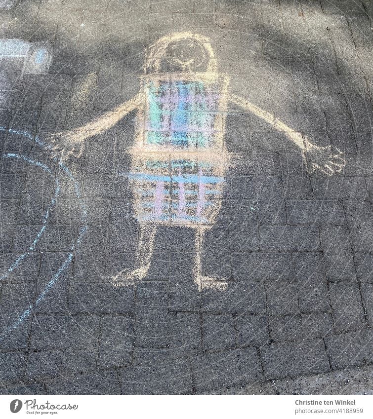 Kinderzeichnung mit bunter Straßenmalkreide auf einem Gehweg. Figur mit karierter Kleidung. Malkreide Zeichnung Strasse malen Kunst Künstler Farbe Kreativität