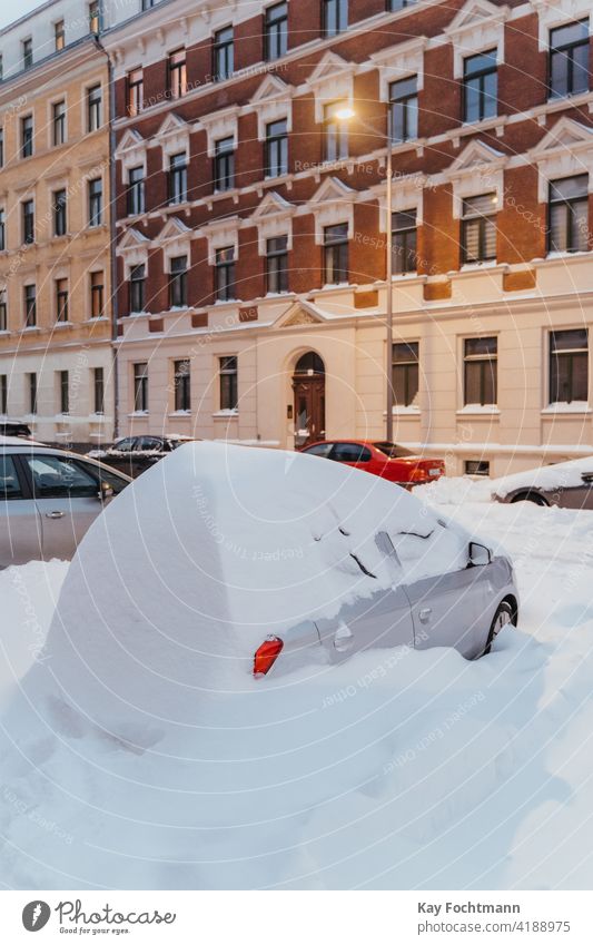 geparkte Autos mit Schnee bedeckt Schneesturm PKW Großstadt Klima kalt Bedingungen Deckung extrem frieren Frost gefroren Eis Natur im Freien parken Stellplatz