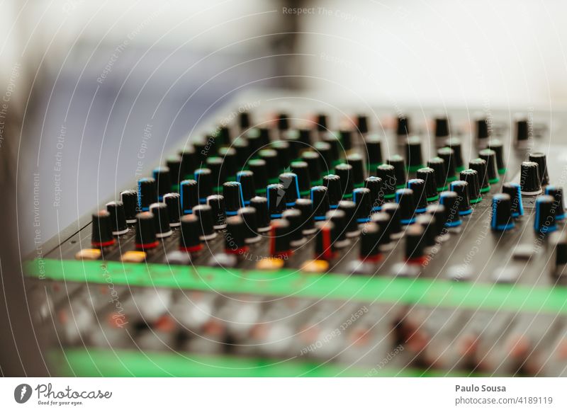 Tonmischer für Nahaufnahmen Klang Tontechnik Musikanlage Mixer Farbfoto Technik & Technologie hören Musiker Menschenleer Aufzeichnen Audio Studioaufnahme