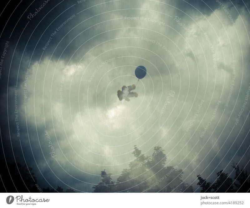 Teddys Flucht vor der realen Welt mit dem blauen Luftballon Teddybär fliegen träumen Gewitterwolken Fantasygeschichte Doppelbelichtung Illusion