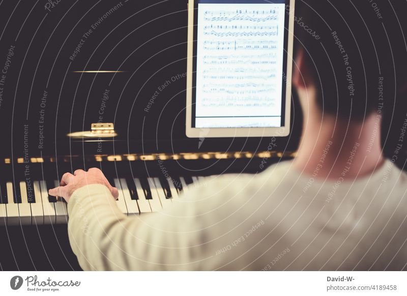 Musiker spielt Klavier modern Technologie Noten Ipad elektronisch Klavier spielen musizieren üben