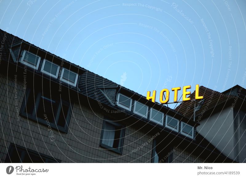 Hotel Fassade Gebäude Haus Architektur Himmel Froschperspektive Buchstaben Schriftzeichen Unterkunft Herberge Neonlicht übernachtung Tourismus Werbung