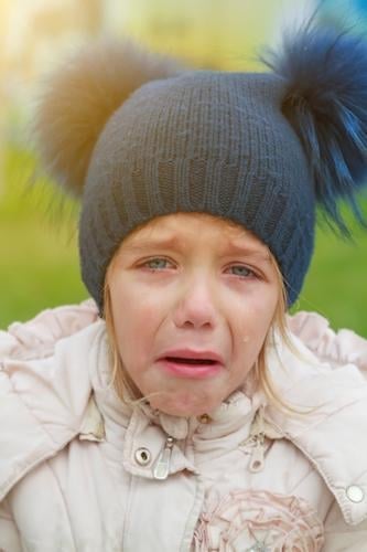 Traurig weinen beleidigt Mädchen kalten Herbst im Freien. Konzept der verärgert Kind Vorschulkind Europäer Verzweiflung Pflege heiter Hut hungrig laufen Bommel