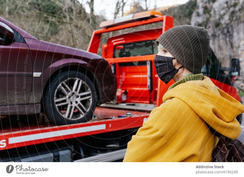 Frau mit Maske fährt Auto, Gesicht im Rückspiegel, reist in der 19. - ein  lizenzfreies Stock Foto von Photocase