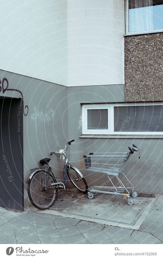 fahrrad und einkaufswagen Fahrrad Einkaufswagen trist grau Haus Ecke Wand Tristesse hässlich dreckig Fenster trostlos SHOPPING Einkaufen leer