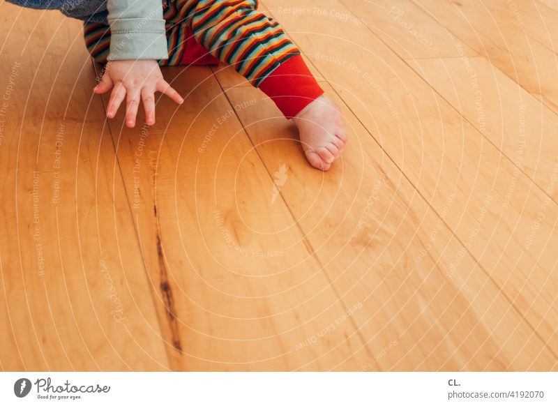 baby-breakdance Baby Kleinkind Hand Fuß Holzboden Wohnung krabbeln Bewegung Barfuß Zehen 0-12 Monate Kindheit zuhause Leben Finger klein niedlich Boden