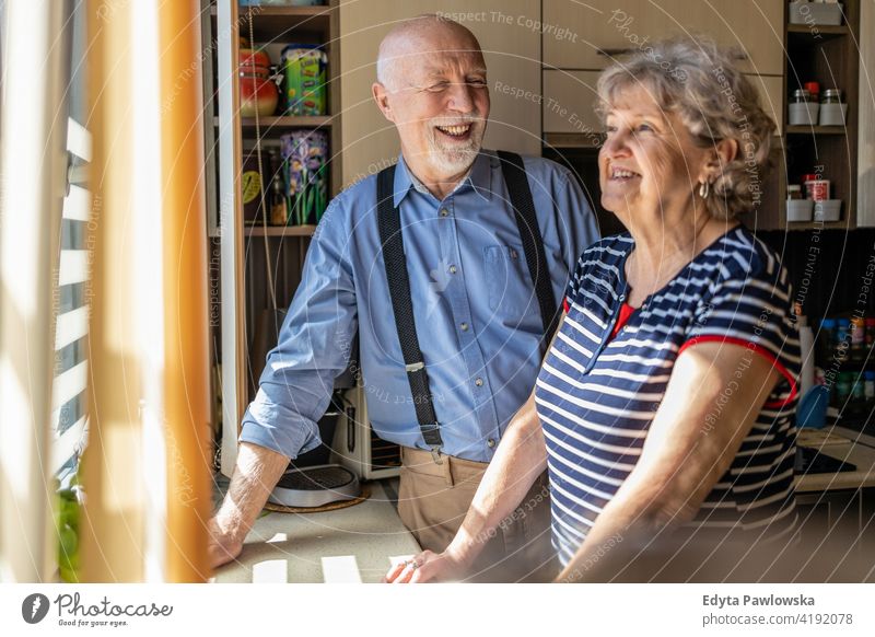 Glückliches Seniorenpaar zusammen zu Hause echte Menschen offen Frau reif männlich Mann Paar Zusammensein Liebe Bonden Kaukasier älter heimwärts alt Alterung