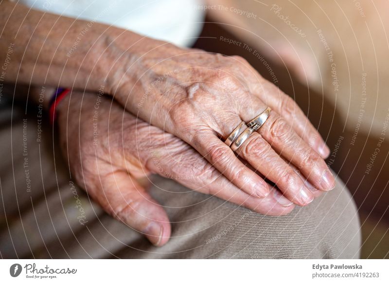 Nahaufnahme eines älteren Paares, das sich an den Händen hält geduldig Kaukasier Gesundheit Halt abstützen Alterung gealtert knittern Finger Haut Hand