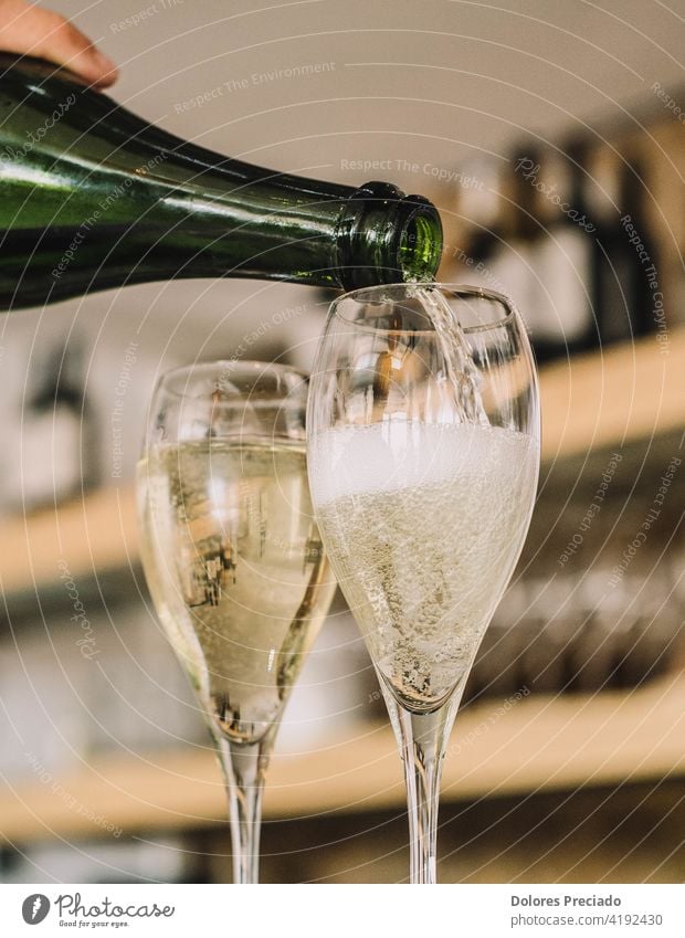 Ein Kellner serviert zwei Gläser spanischen Sekts, der als Cava katalanischen Ursprungs bekannt ist Champagner Neujahr Sektflöte Eleganz Valentinstag Flasche